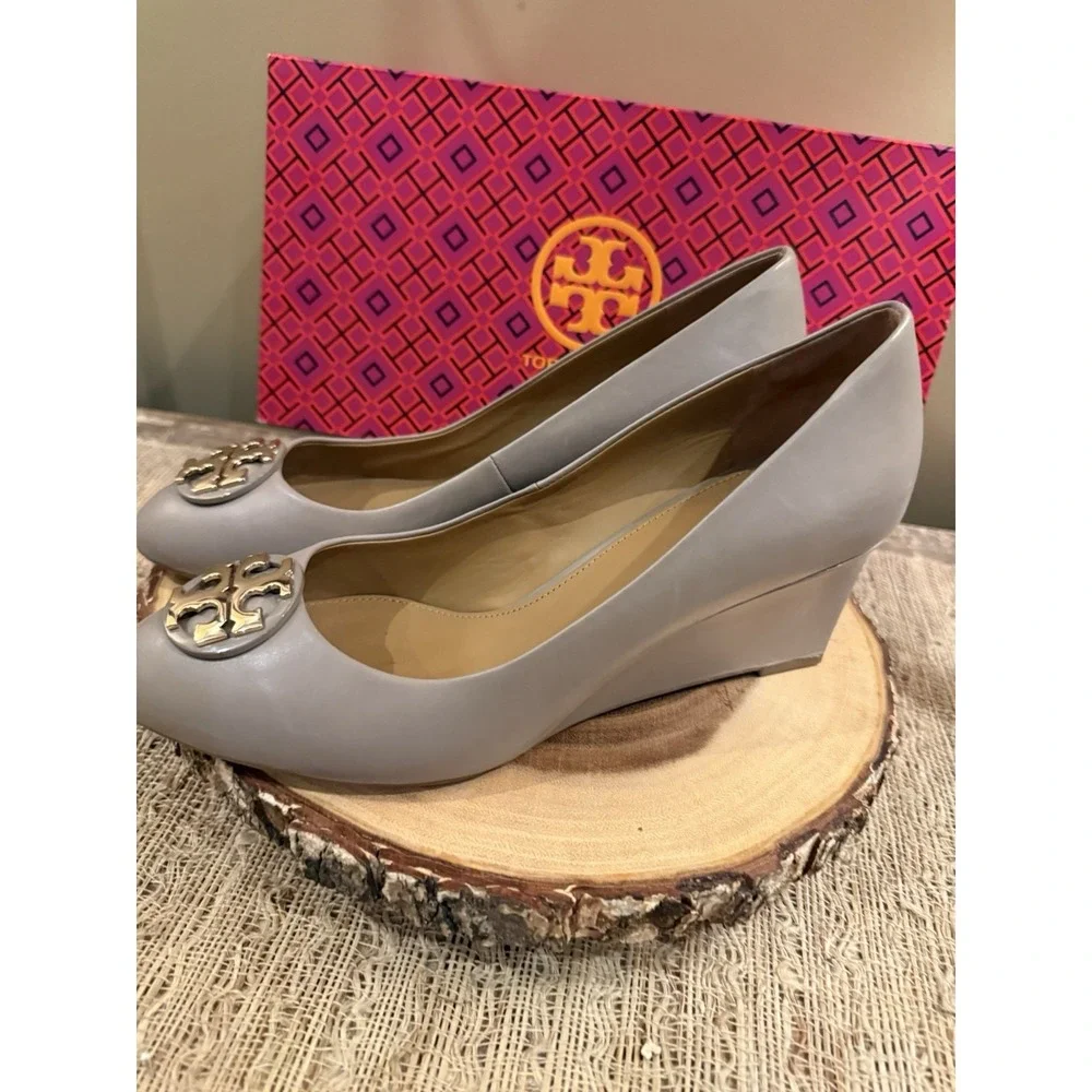Tory Burch Women's Claire 85mm Wedge Pumps in French Grey Sz-9M Gold Logo 295$